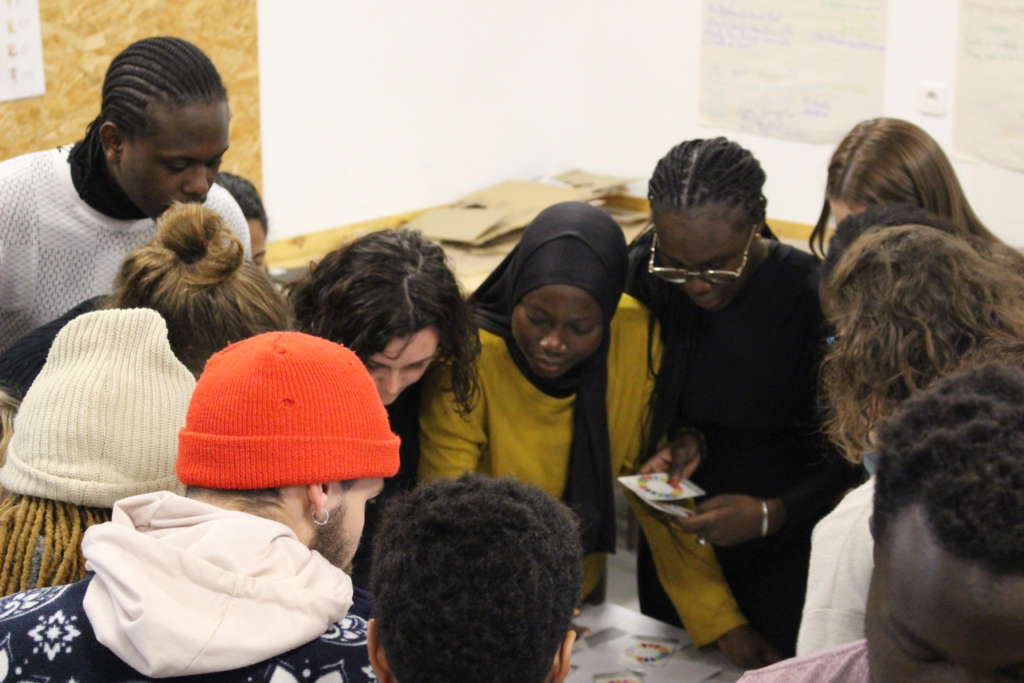 Image des volontaires WECCEE 2025 lors d'un atelier pendant la préparation au départ en janvier.