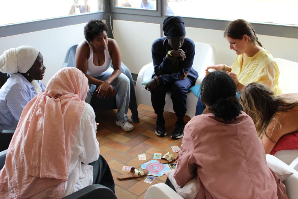 Les volontaires en ateliers pendant le bilan en juillet.