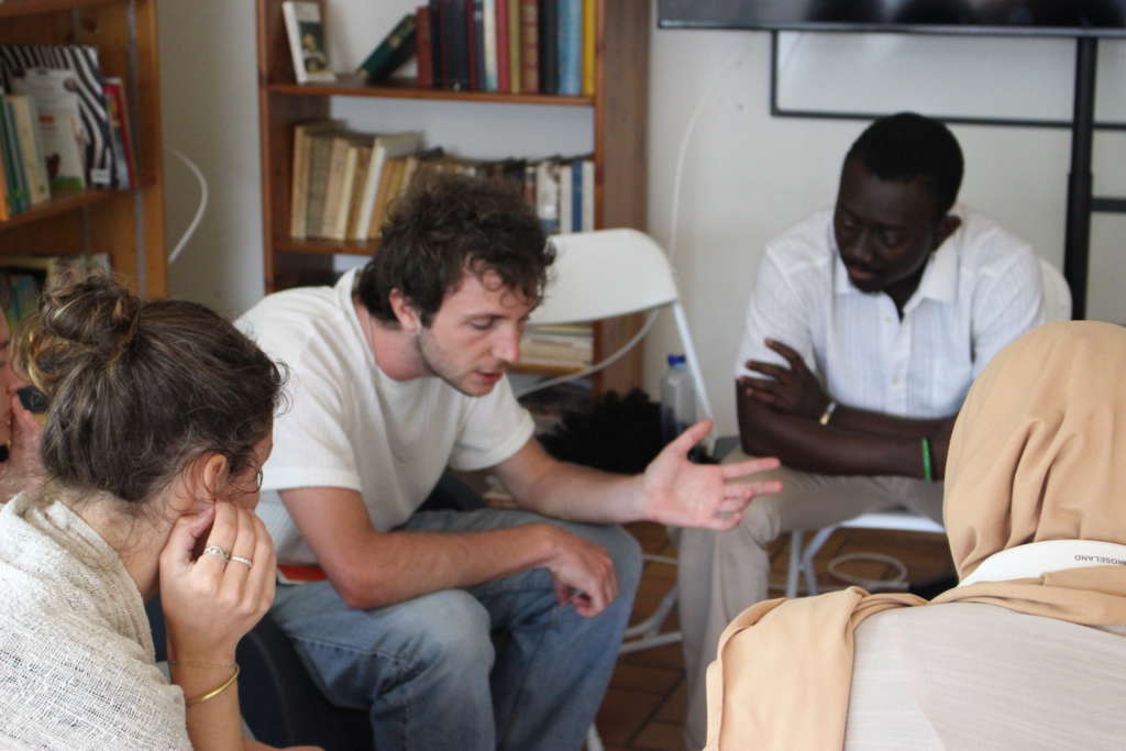 Les volontaires en ateliers pendant le bilan en juillet.